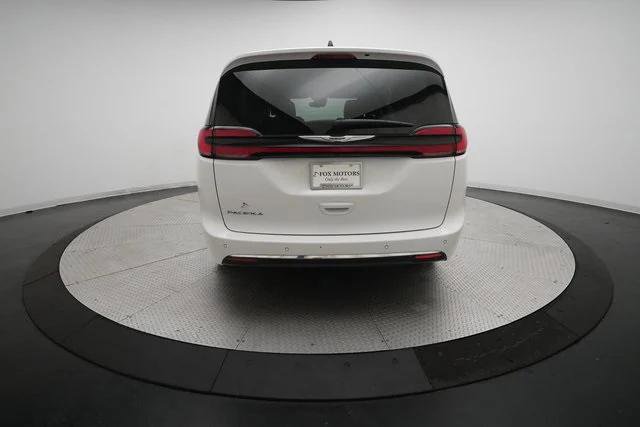 Certified 2024 Chrysler Pacifica Touring-L image 25