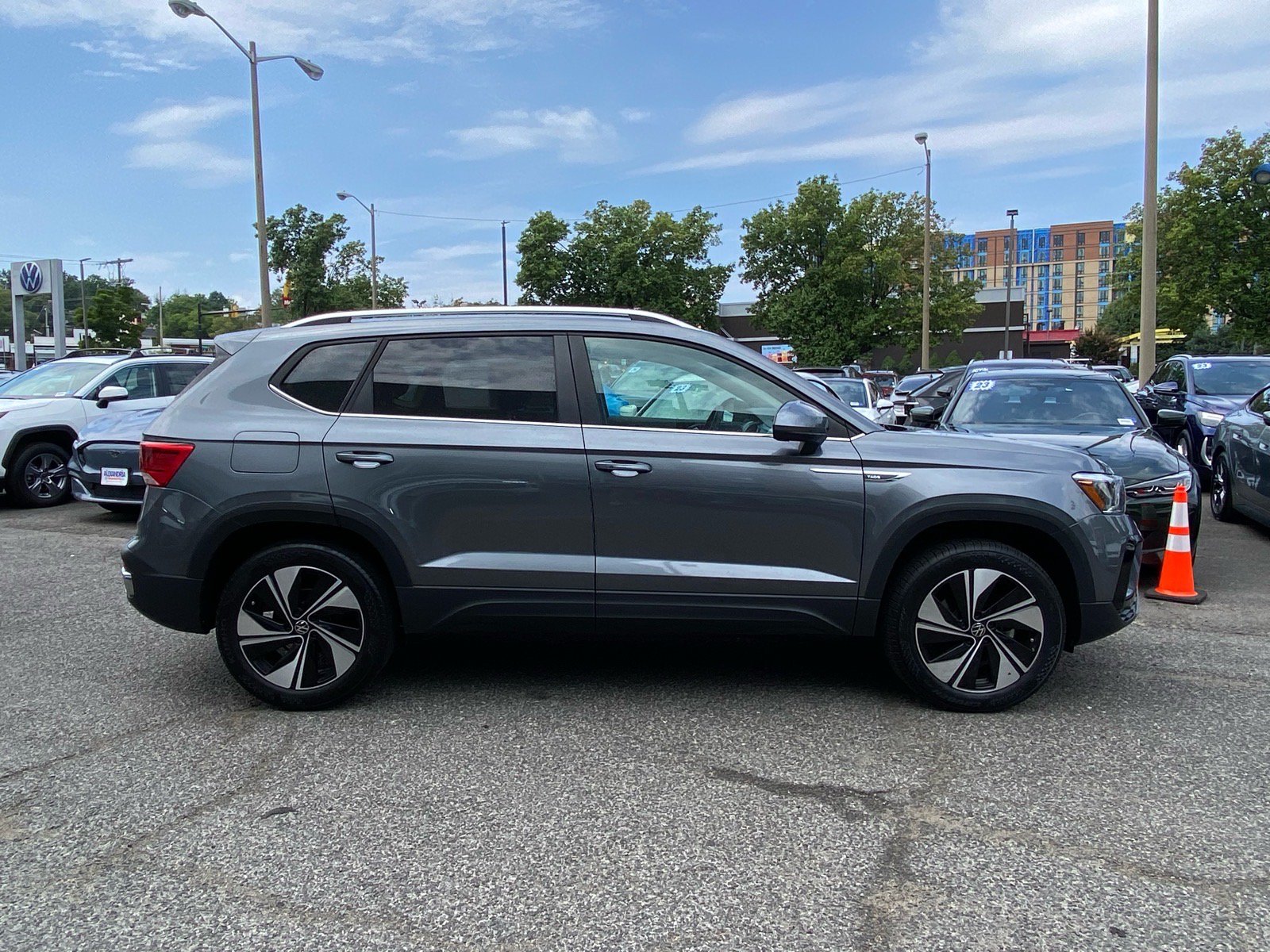 Certified 2024 Volkswagen Taos SE AWD/4WD image 2