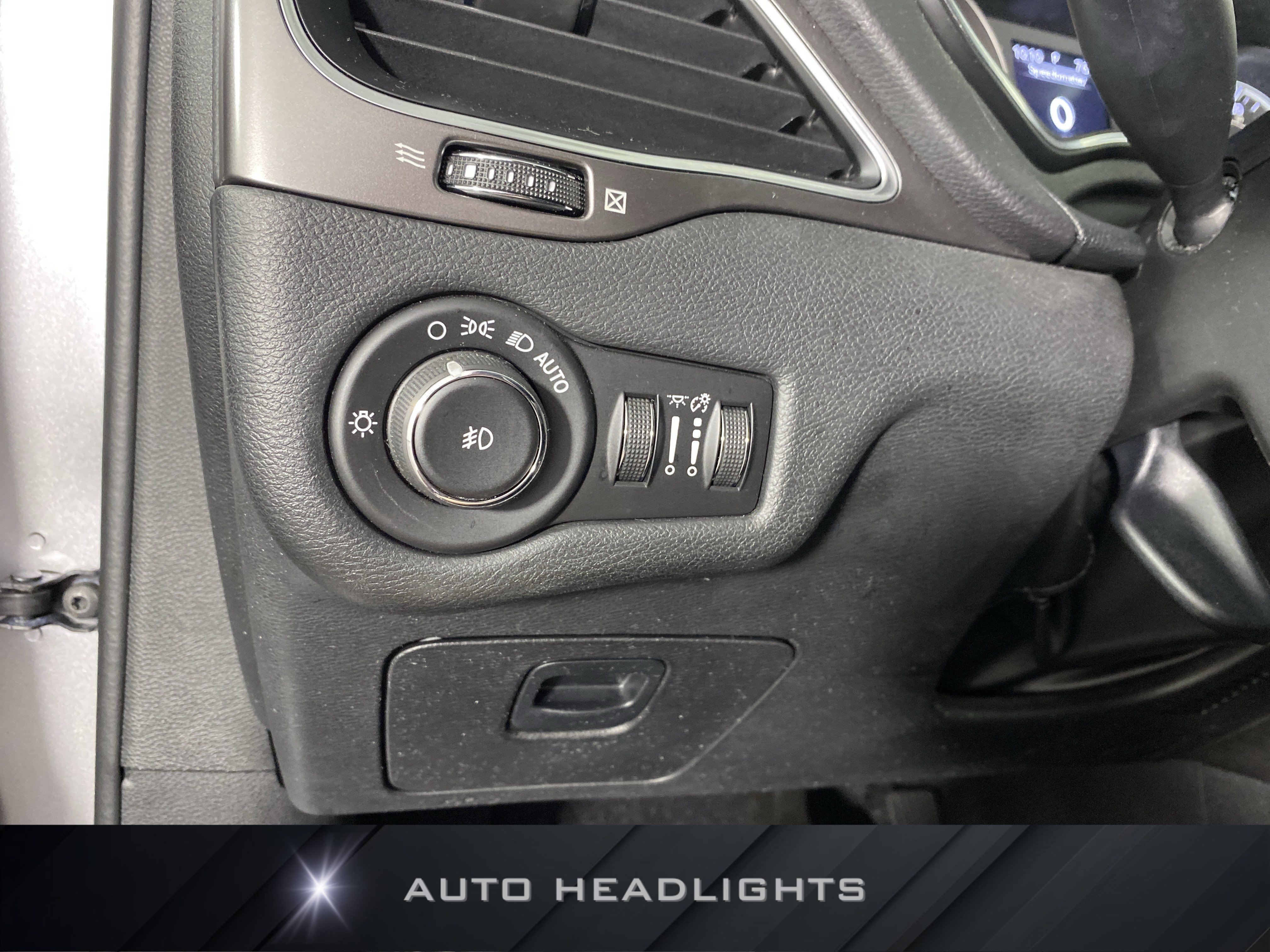 Used 2019 Jeep Cherokee Latitude Plus FWD image 23