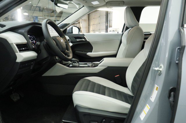 New 2026 Mitsubishi Outlander SE FWD image 6