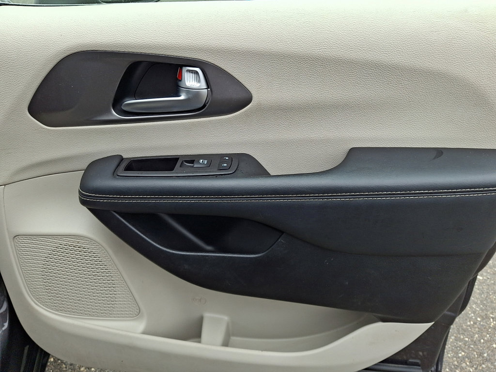 Used 2023 Chrysler Pacifica Touring-L image 10