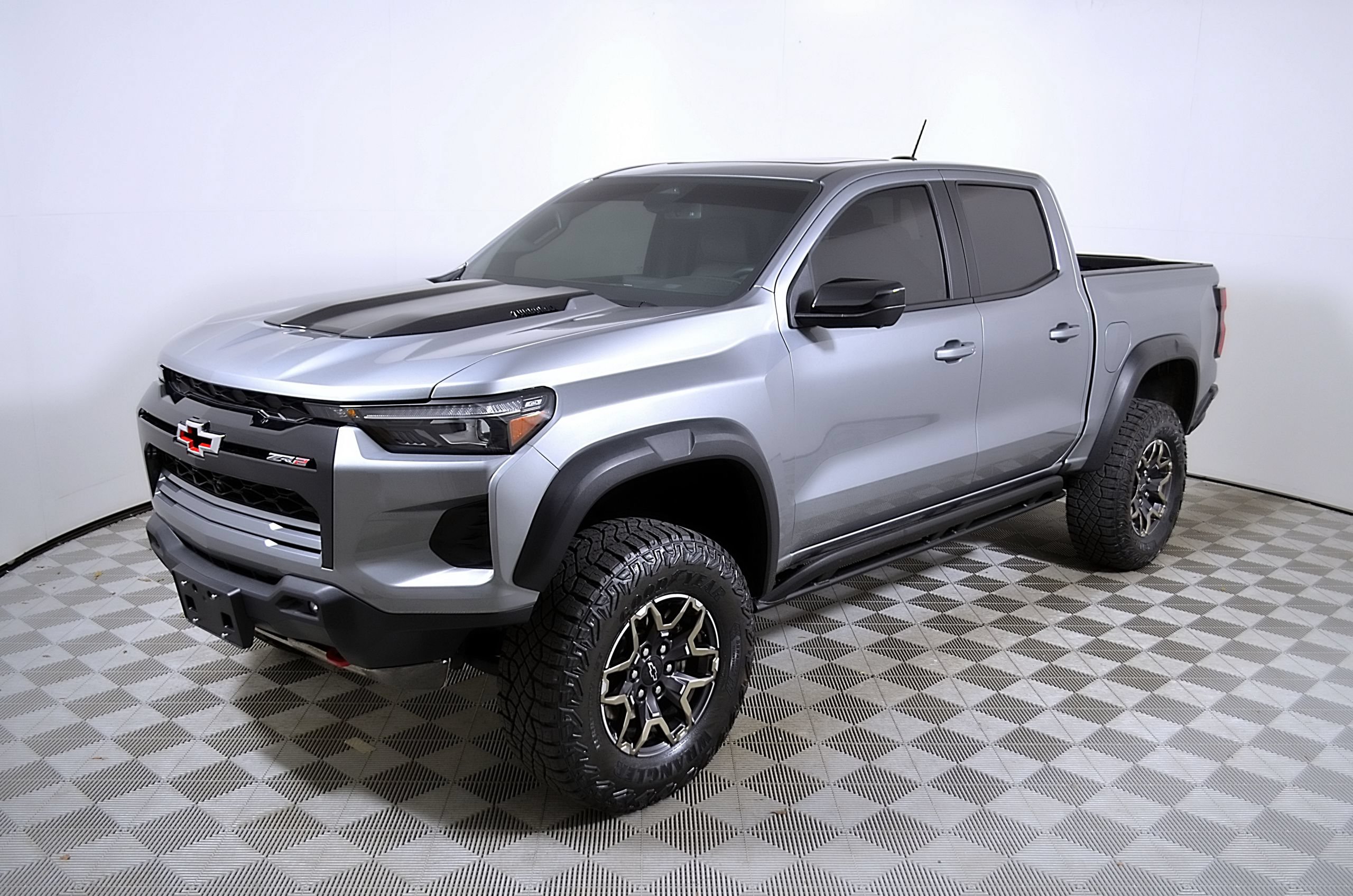 Used 2025 Chevrolet Colorado ZR2 w/ Technology Package AWD/4WD image 3