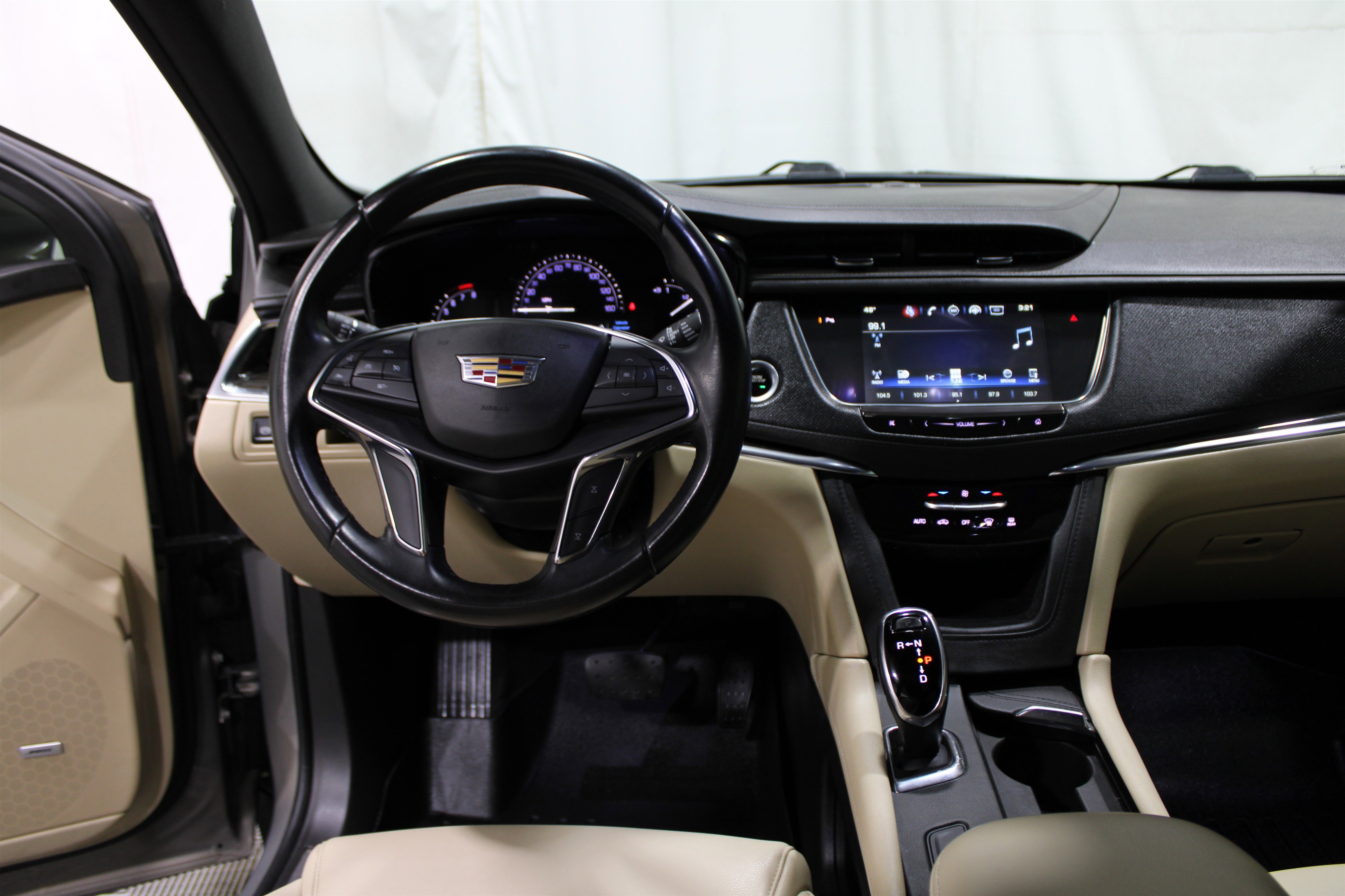 Used 2019 Cadillac XT5 FWD image 2