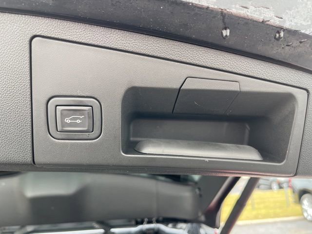 Used 2023 Cadillac XT4 Luxury w/ Cold Weather Package image 8