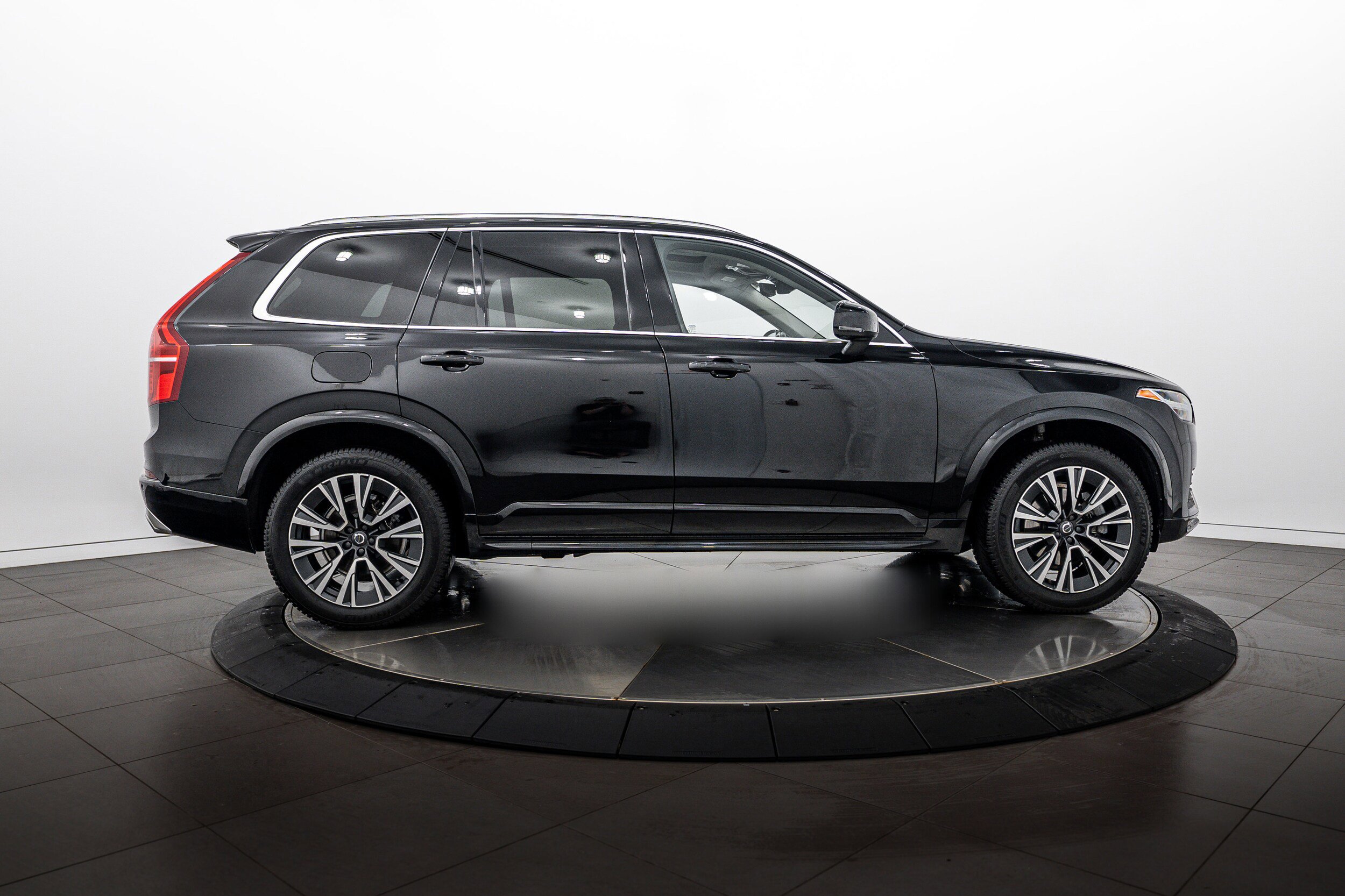 Used 2020 Volvo XC90 T5 Momentum w/ Protection Package Premier AWD/4WD image 3