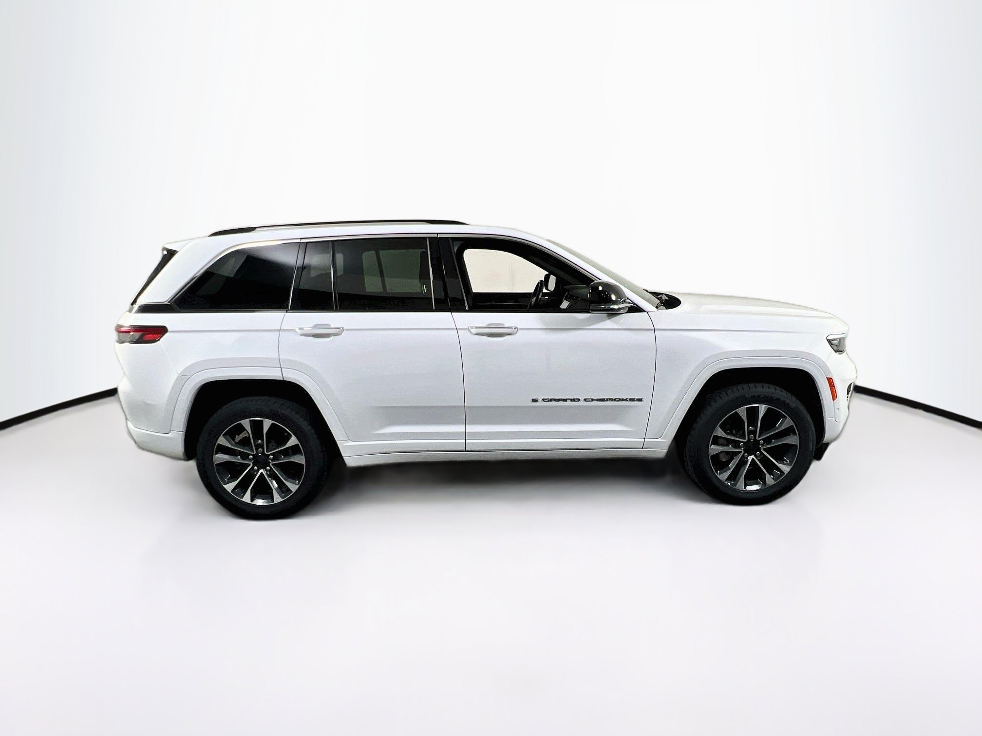 Used 2022 Jeep Grand Cherokee Overland AWD/4WD image 4