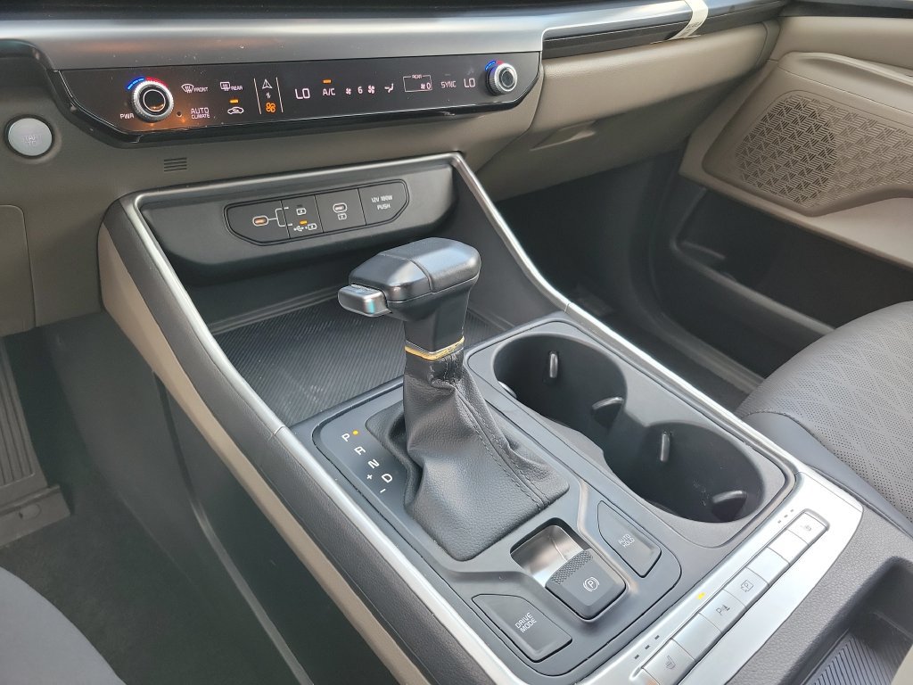 Used 2025 Kia Carnival FWD image 23