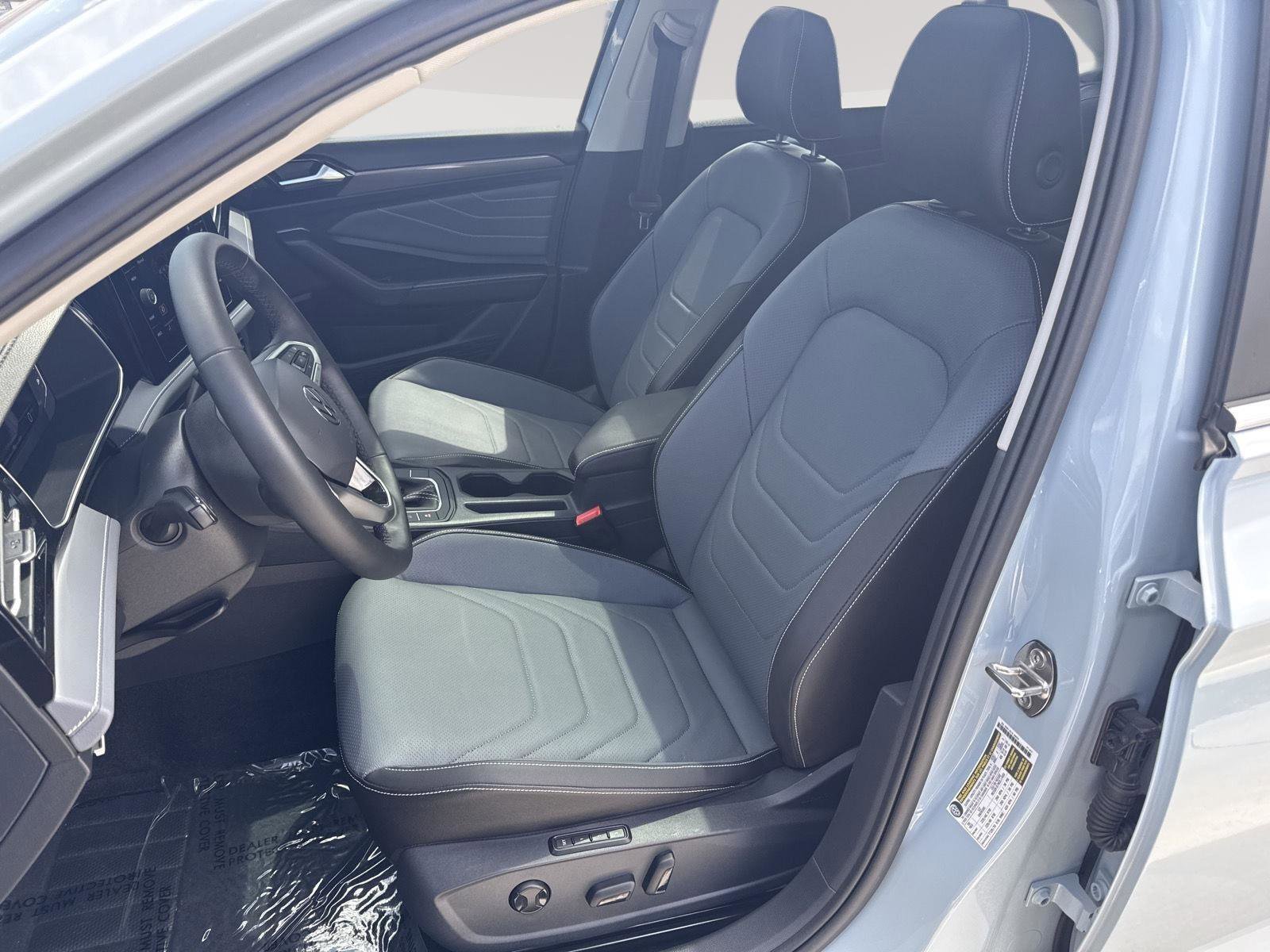 Used 2025 Volkswagen Jetta SEL image 6