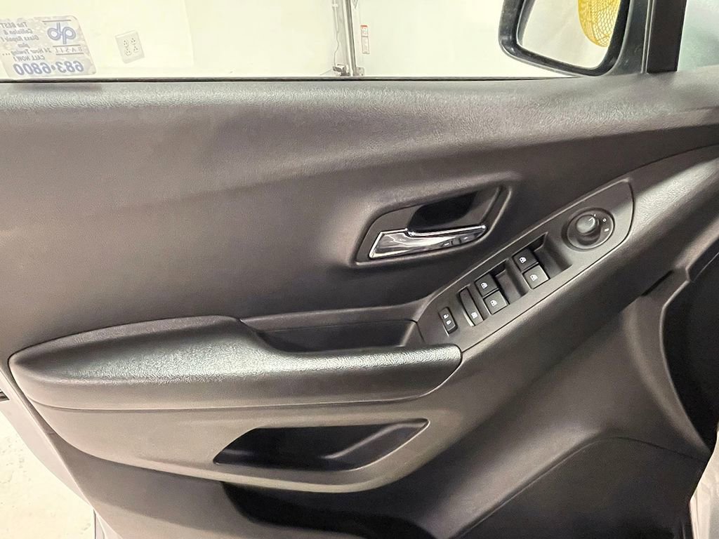 Used 2022 Chevrolet Trax LT w/ LT Convenience Package image 18