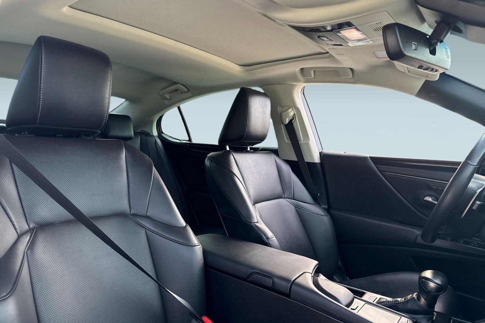 Used 2021 Lexus ES 300h w/ Premium Package image 31