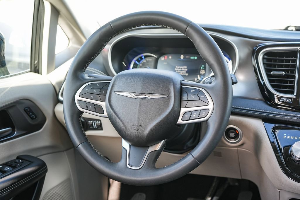 Certified 2024 Chrysler Pacifica Select image 16