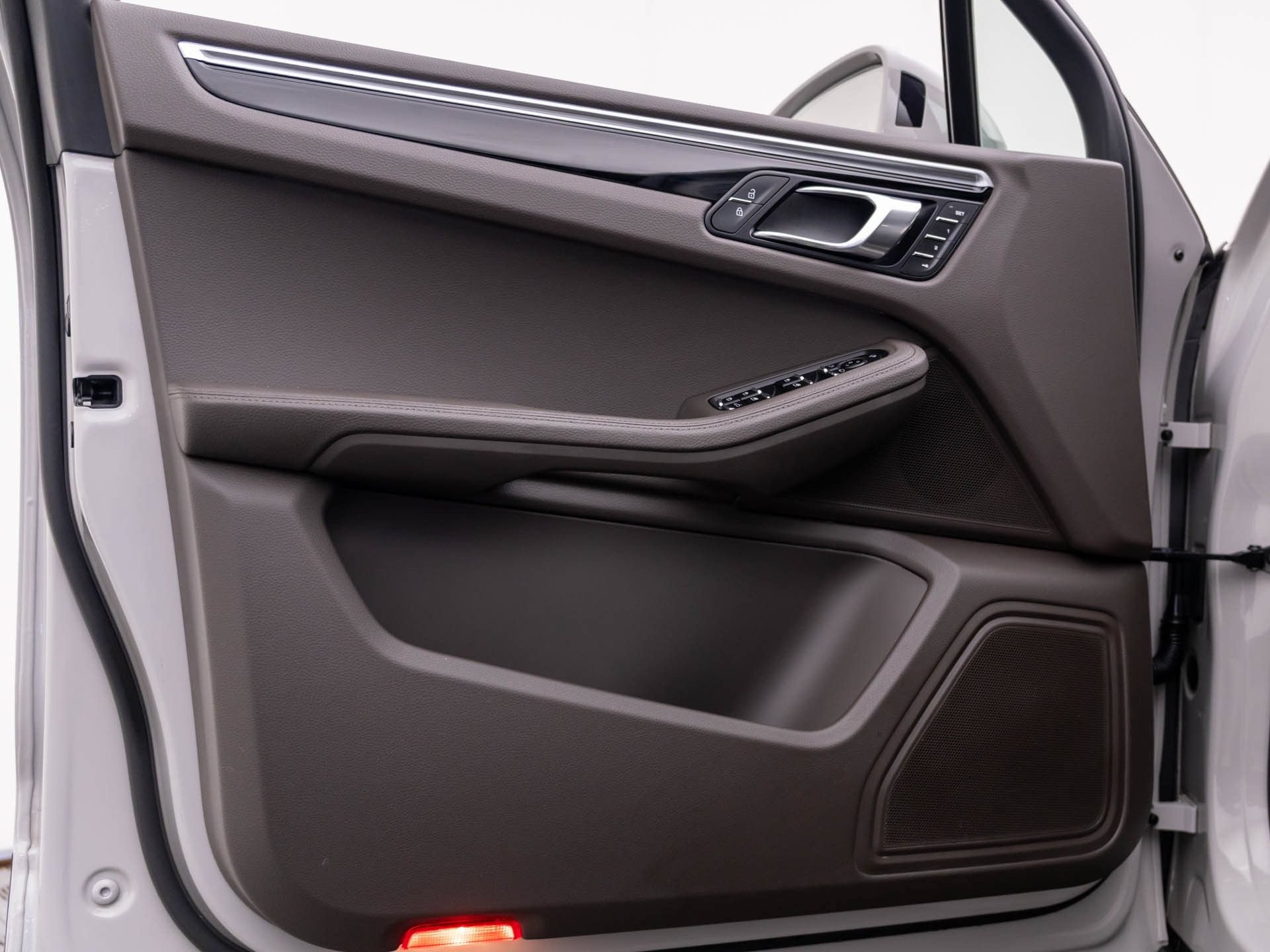 Certified 2023 Porsche Macan AWD/4WD image 14