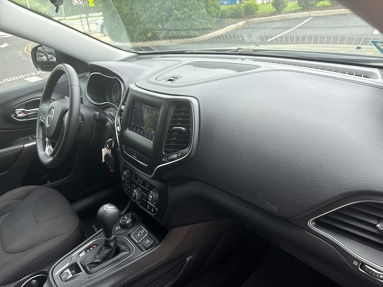 Used 2019 Jeep Cherokee Latitude w/ Cold Weather Group AWD/4WD image 38