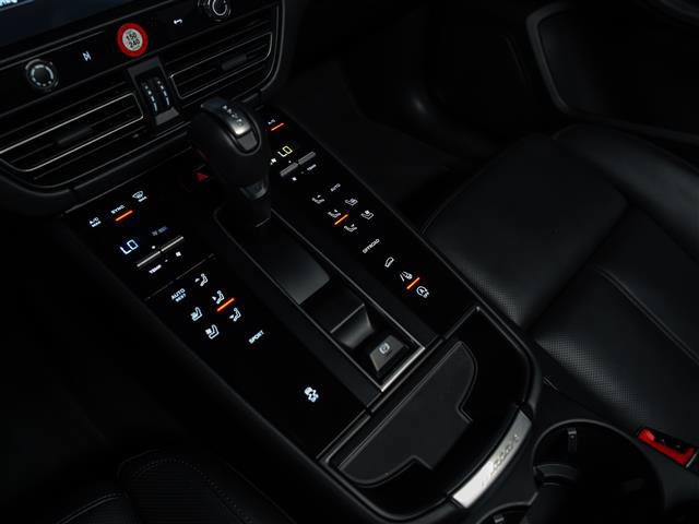 Certified 2026 Porsche Macan AWD/4WD image 24