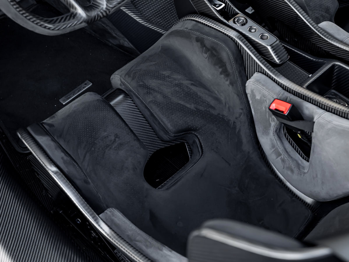 Used 2019 McLaren Senna RWD image 21