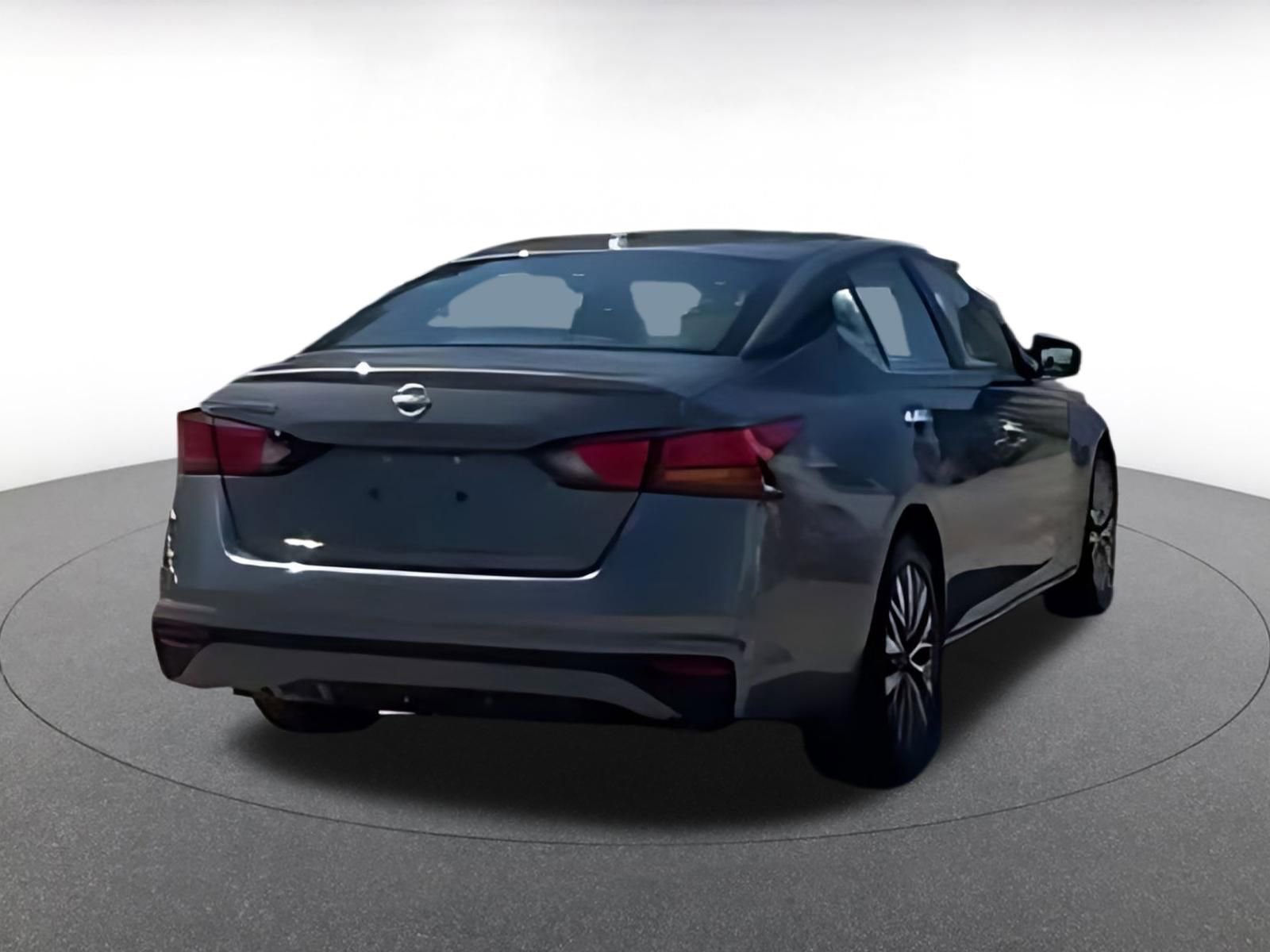 Used 2025 Nissan Altima 2.5 SV FWD image 10
