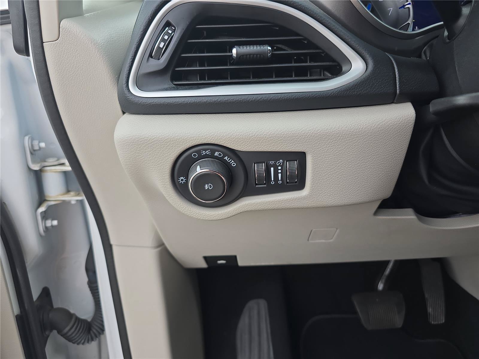 Used 2024 Chrysler Pacifica Touring-L FWD image 32