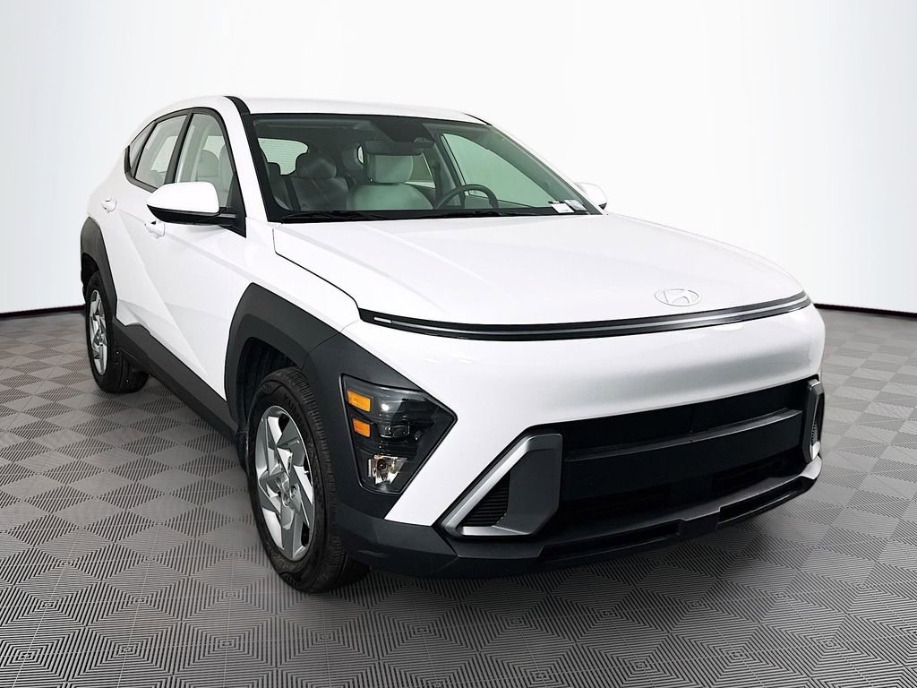 Certified 2025 Hyundai Kona SE image 3