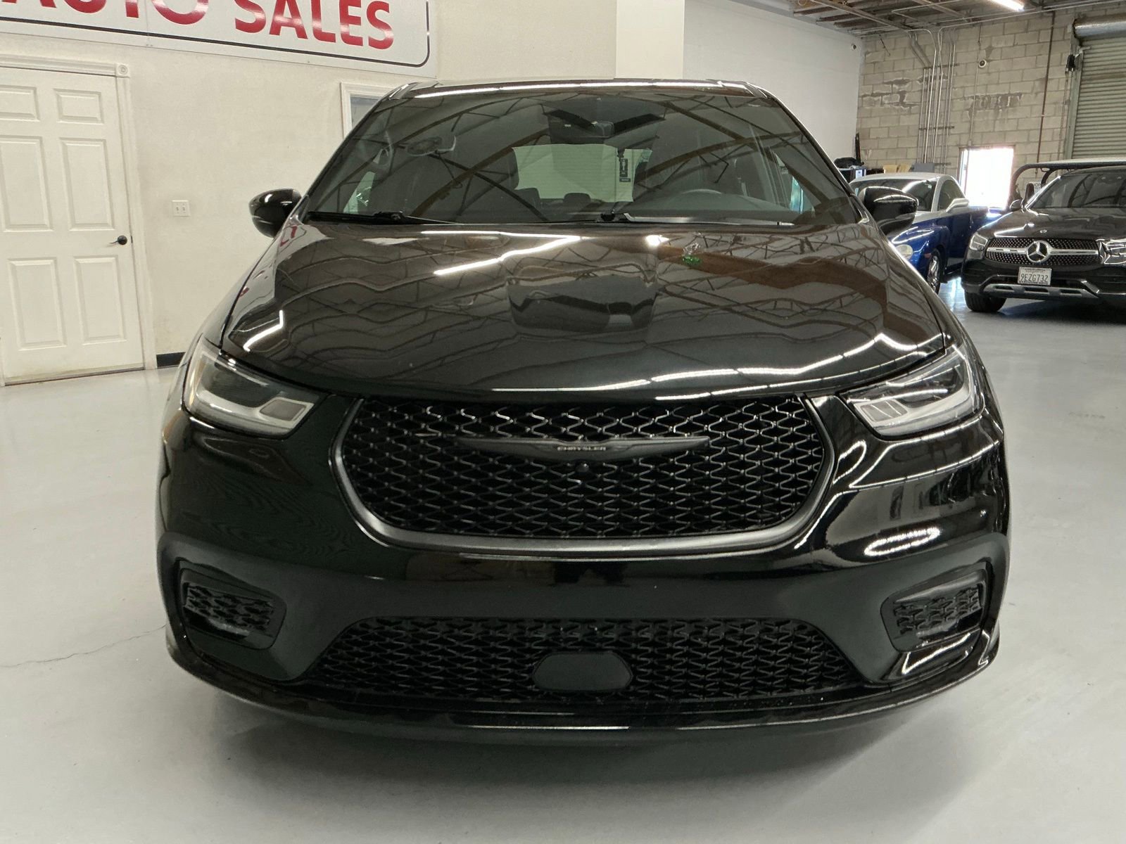 Used 2023 Chrysler Pacifica Touring-L w/ S Appearance Package image 2