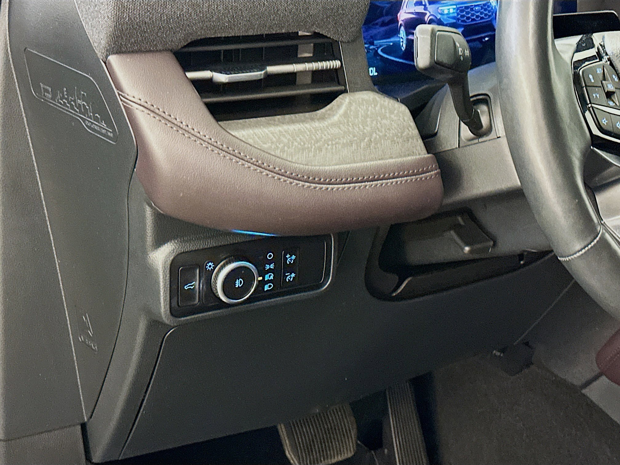 Used 2025 Ford Explorer Platinum w/ LUX Leather Package image 17