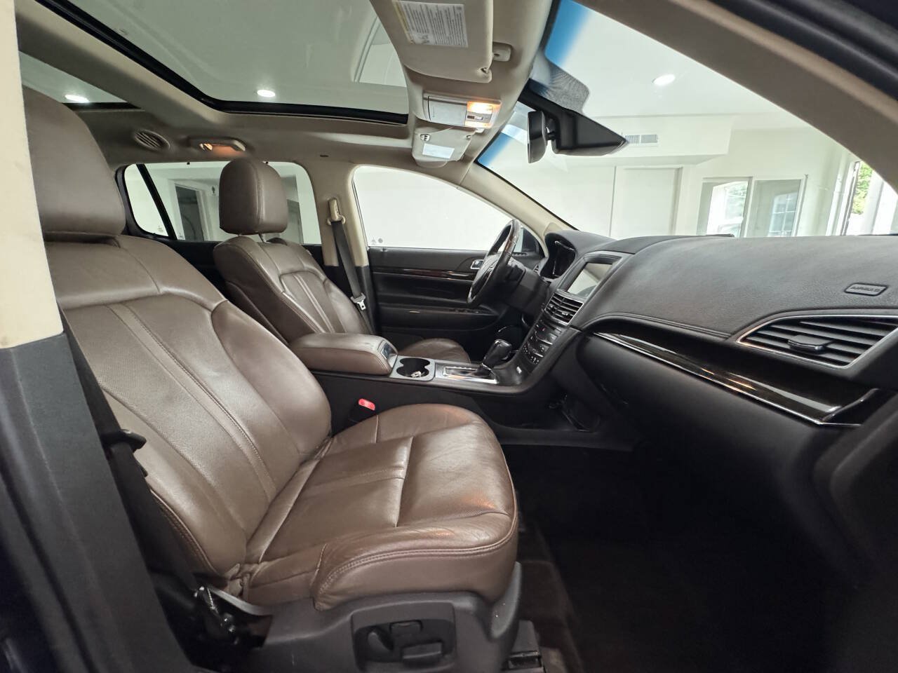 Used 2017 Lincoln MKT FWD image 27