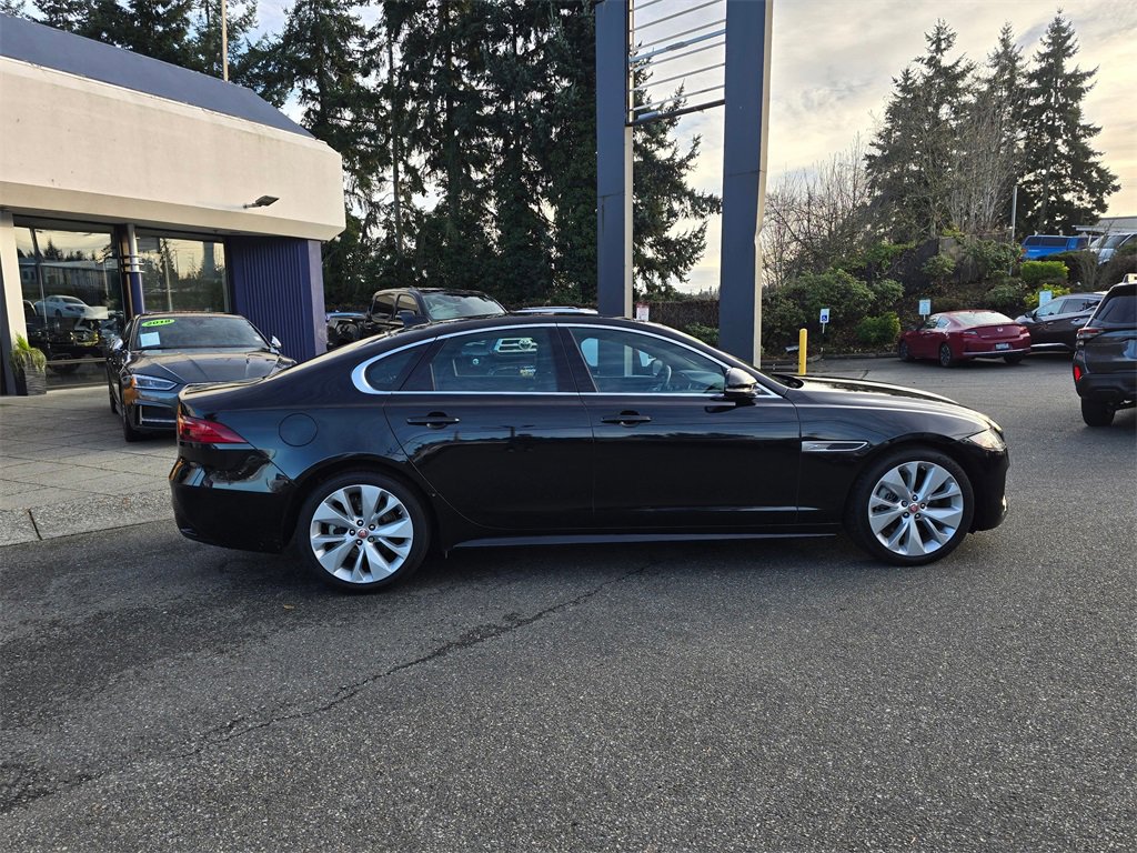 Used 2022 Jaguar XF R-Dynamic SE image 2