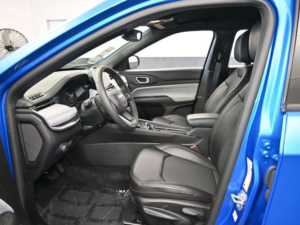 Used 2025 Jeep Compass Latitude AWD/4WD image 11