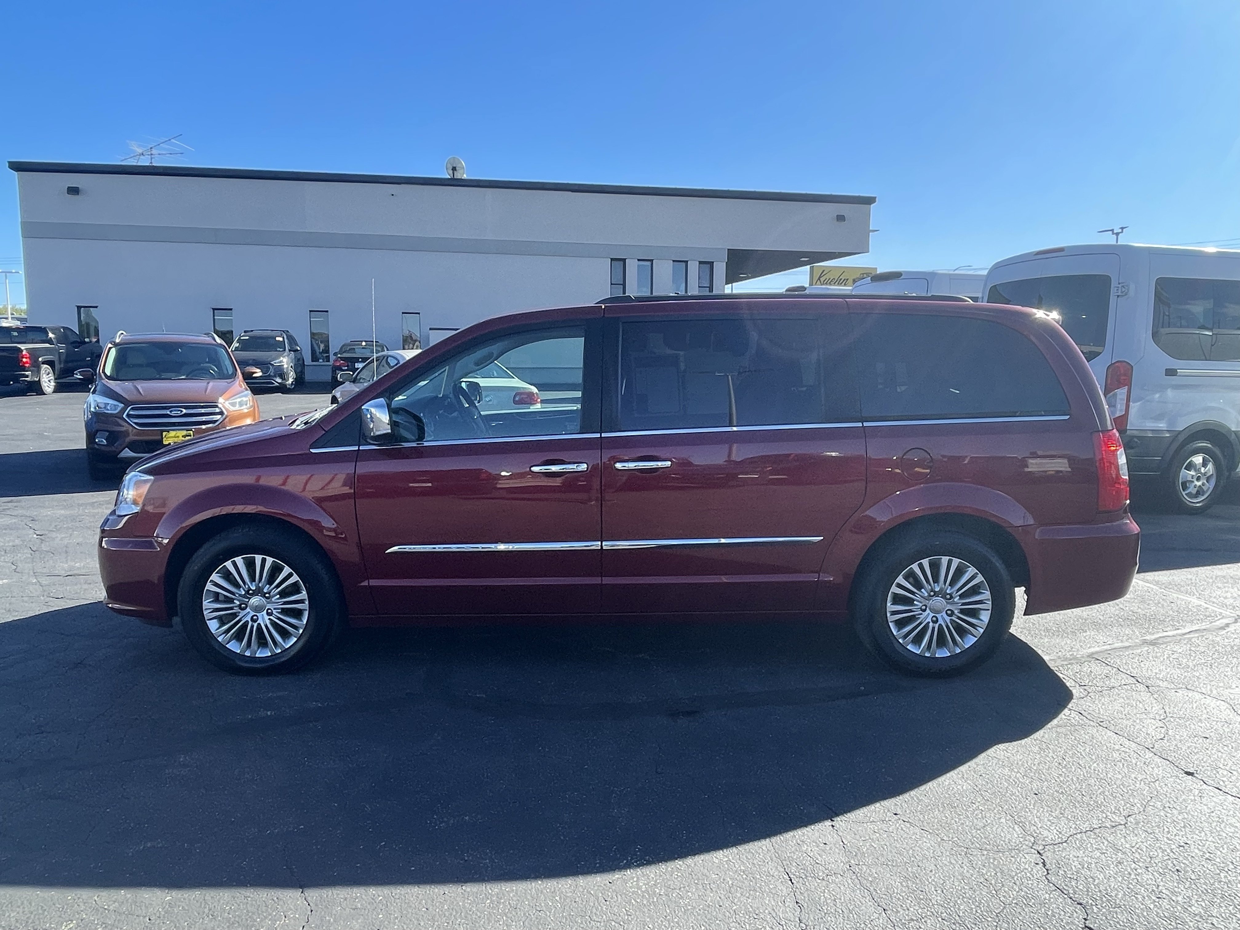 Used 2015 Chrysler Town & Country Touring-L w/ Driver Convenience Group FWD image 9