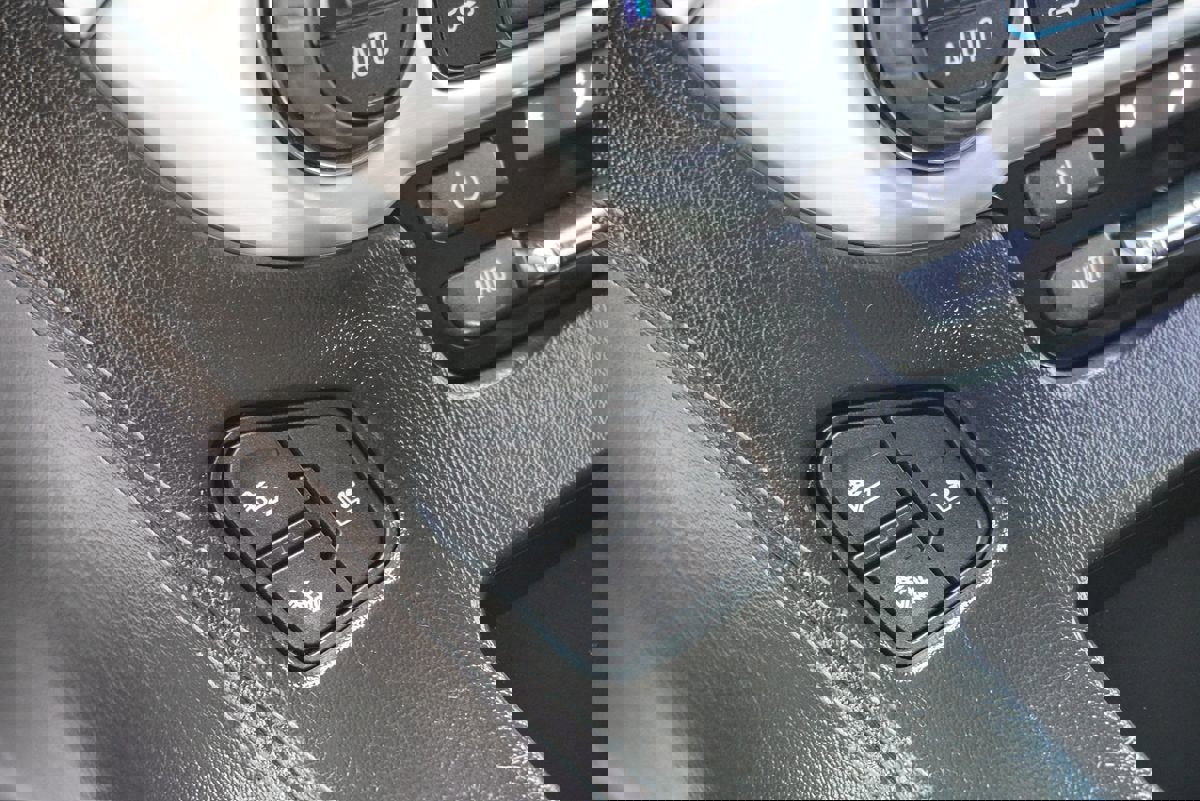 Used 2017 GMC Yukon XL SLT w/ Open Road Package image 38