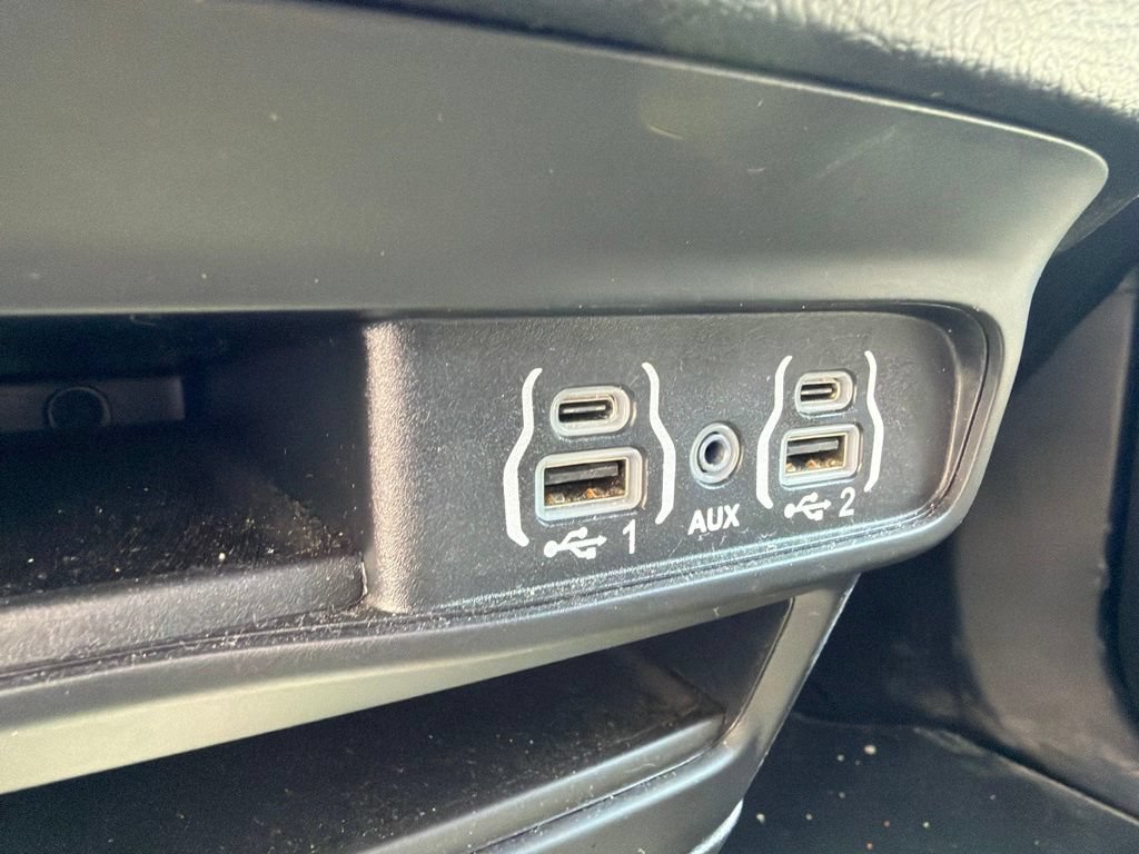 Used 2025 Chrysler Pacifica Select FWD image 32