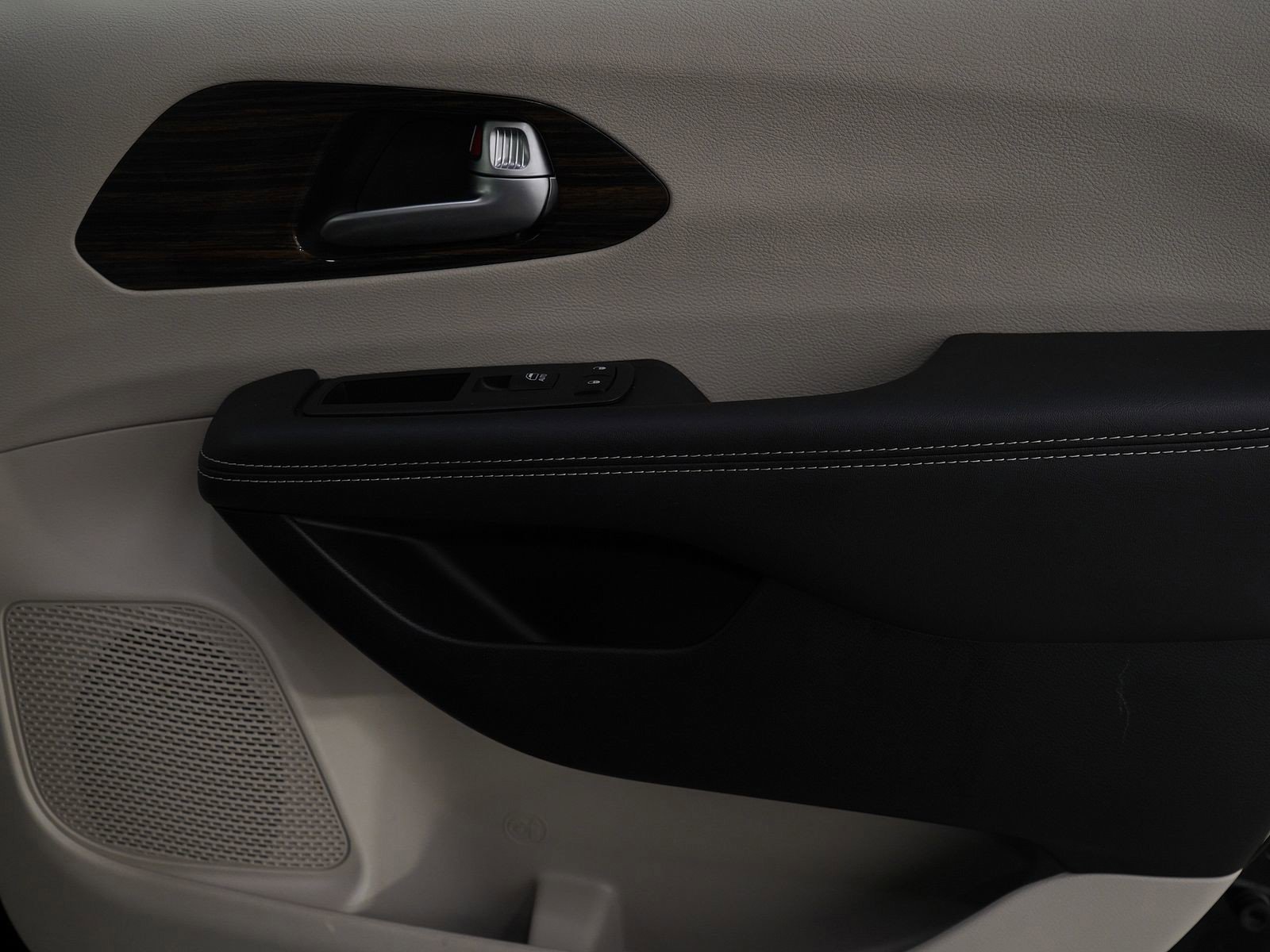 Used 2024 Chrysler Pacifica Limited image 11