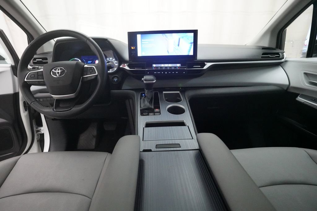 Used 2025 Toyota Sienna XLE FWD image 5