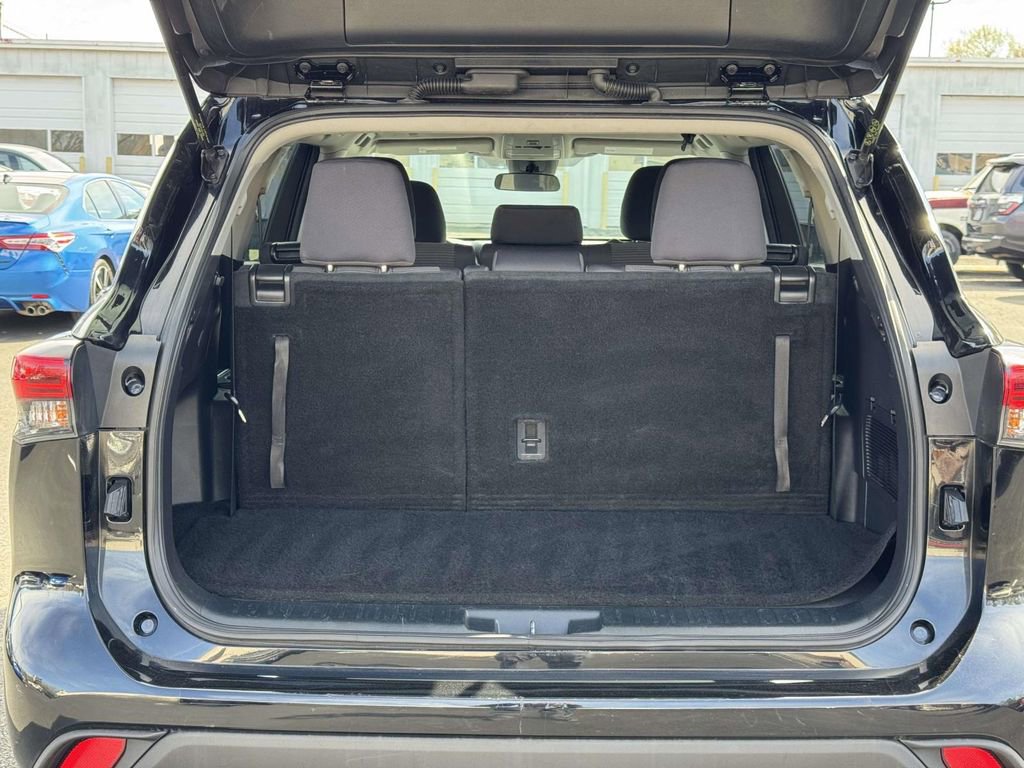 Used 2022 Toyota Highlander L image 16