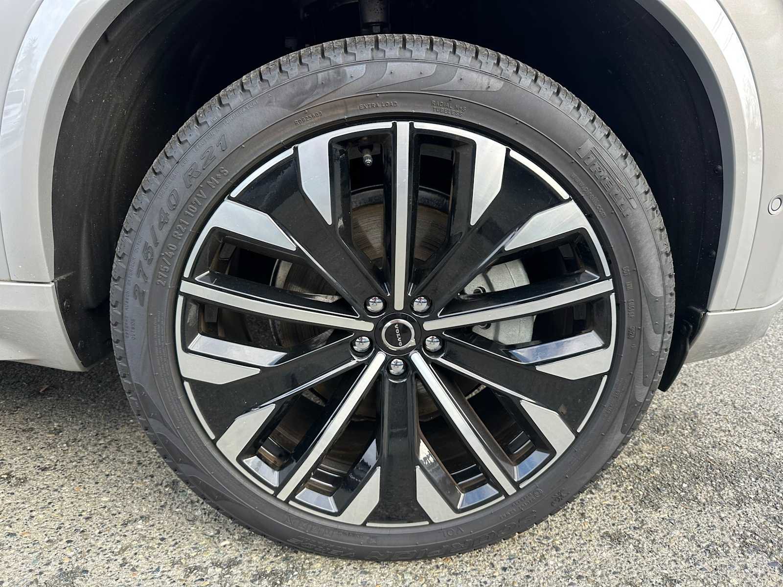 Used 2025 Volvo XC90 B6 Ultra w/ Lounge Package image 9