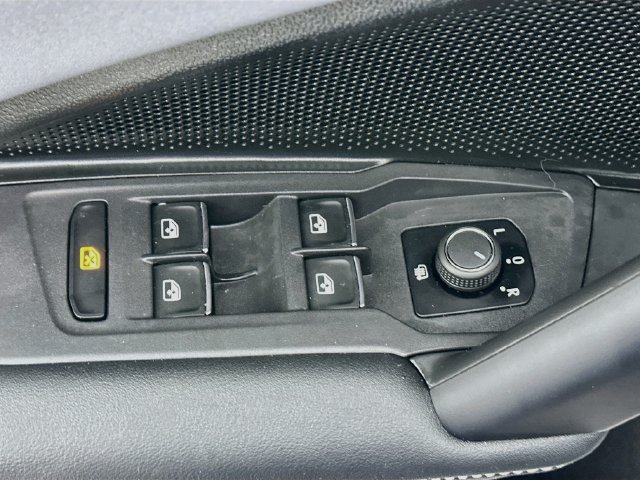 Certified 2026 Volkswagen Tiguan SE R-Line FWD image 17