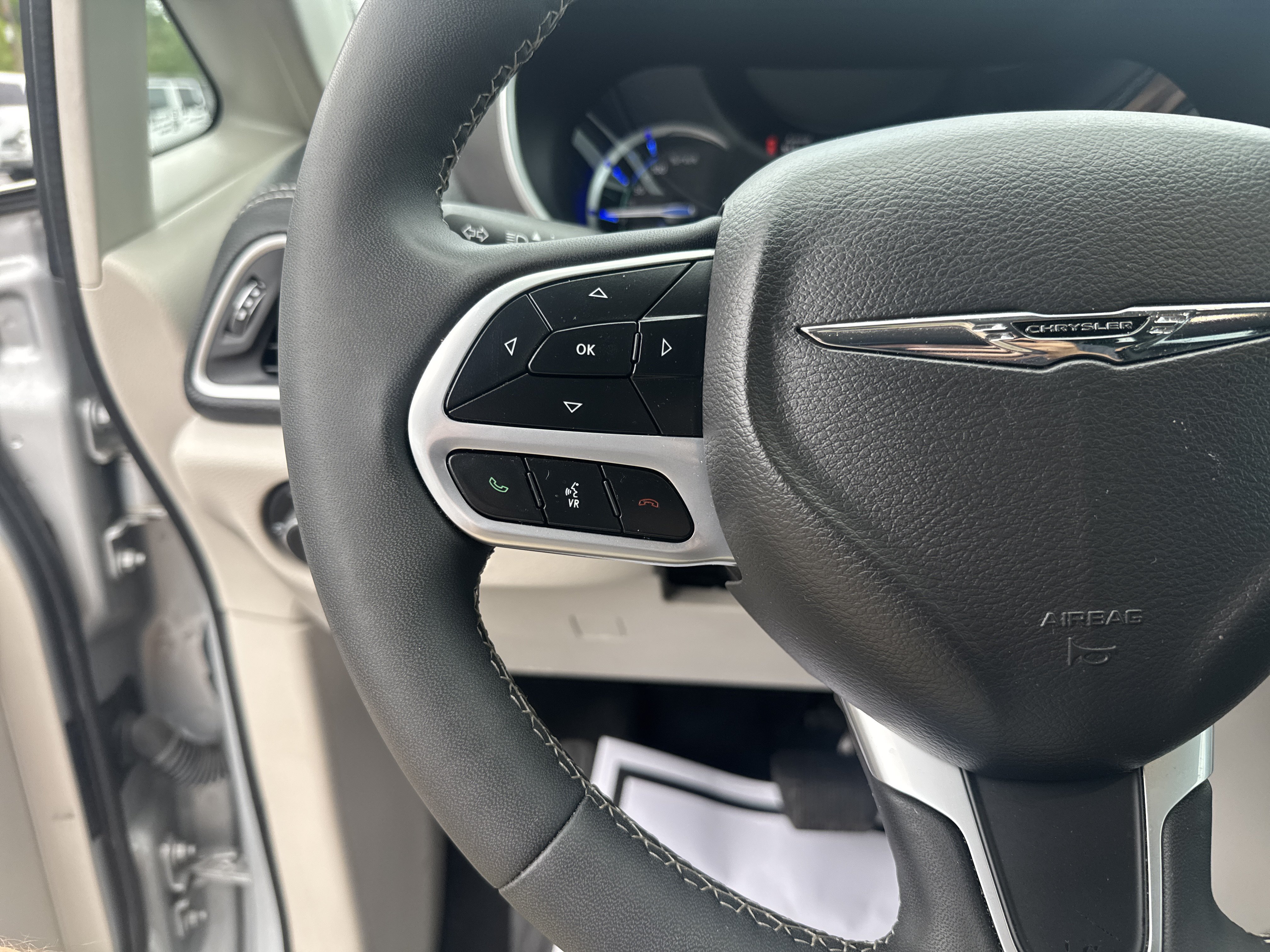Used 2024 Chrysler Pacifica Limited FWD image 19