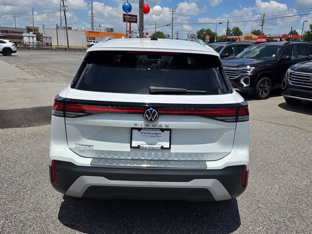 Certified 2025 Volkswagen Tiguan SE FWD image 10