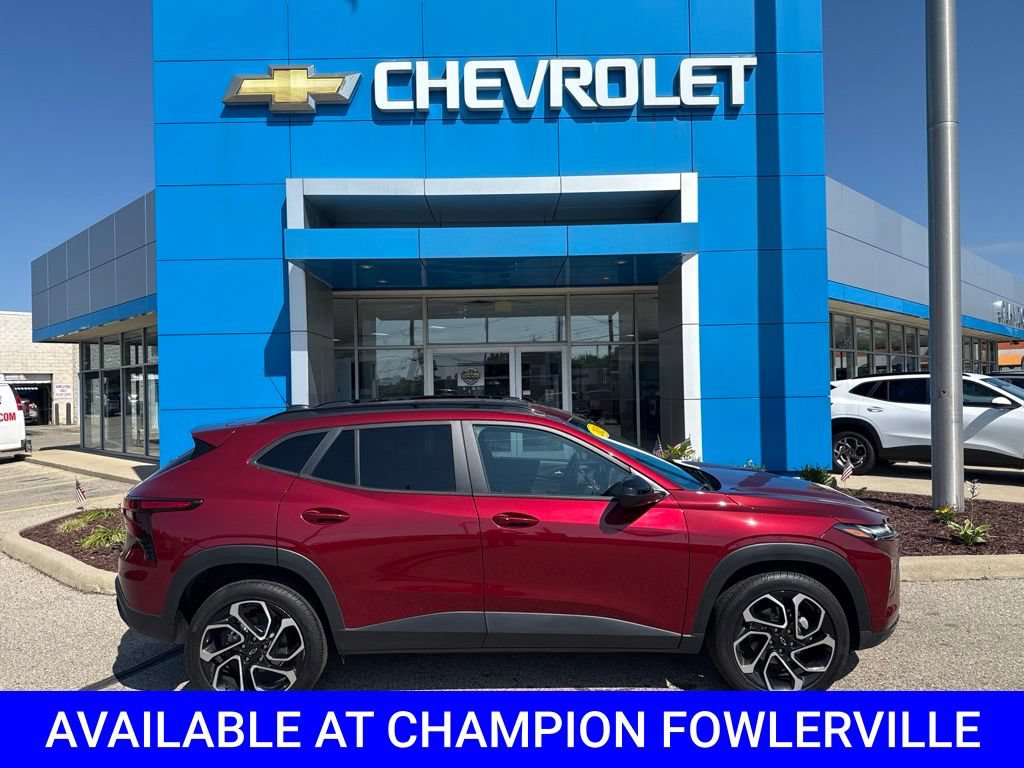 Used 2025 Chevrolet Trax RS w/ Sunroof Package FWD image 2
