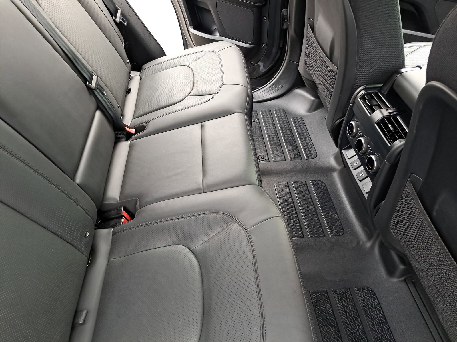 Used 2025 Land Rover Defender 110 V8 image 11