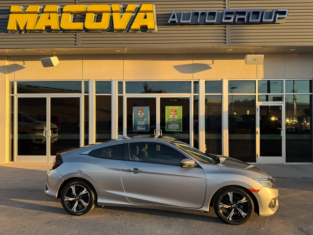 Used 2016 Honda Civic Touring image 1