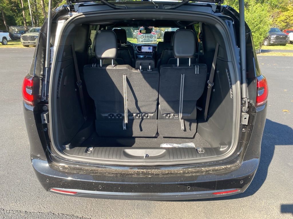 New 2026 Chrysler Pacifica Select w/ S Appearance Package image 15