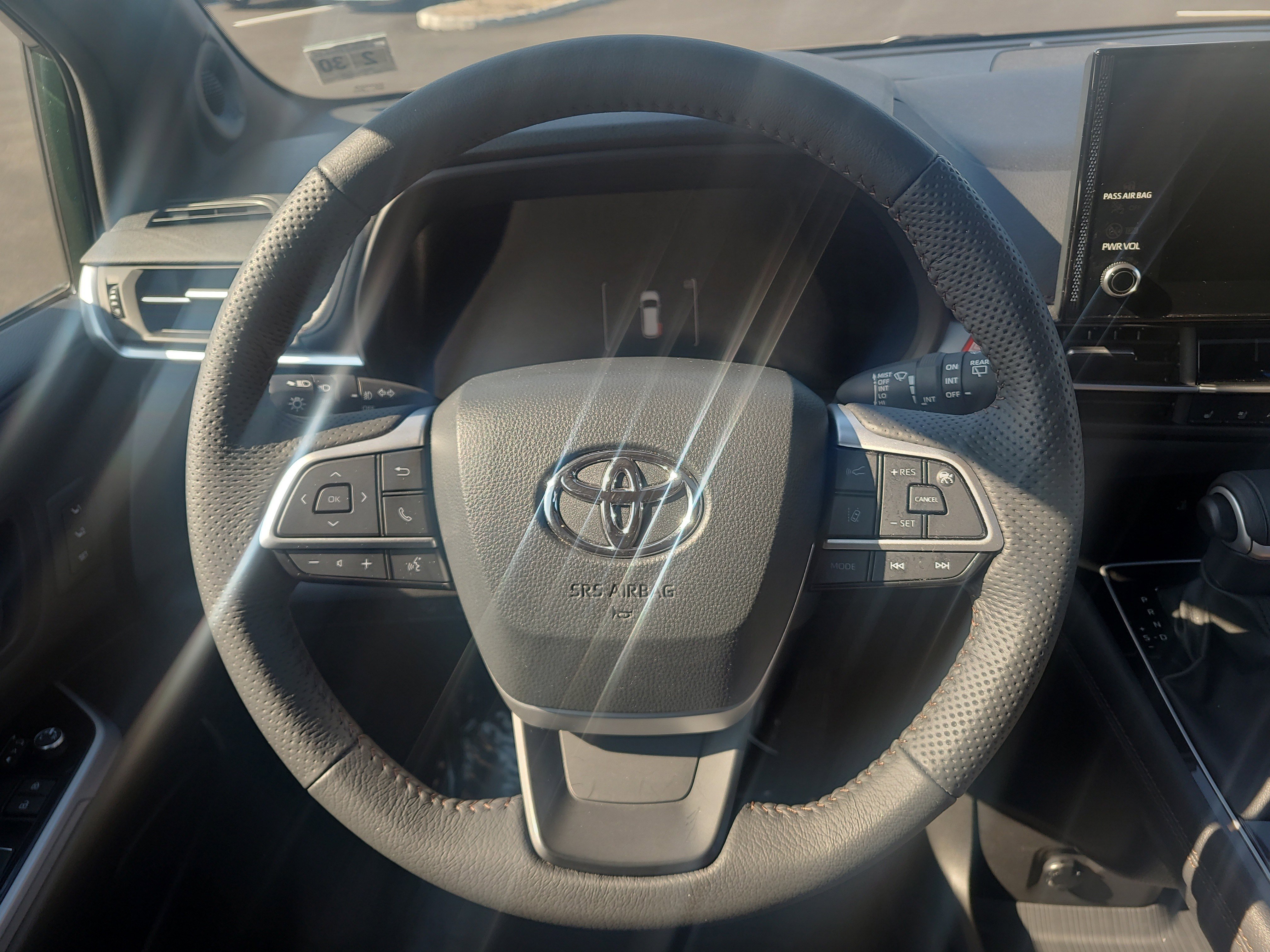 Used 2025 Toyota Sienna Limited image 23