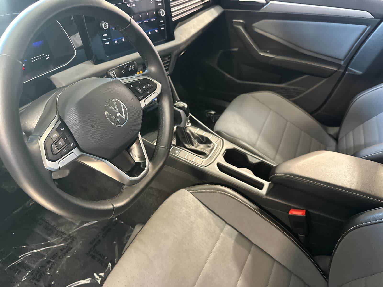 Used 2025 Volkswagen Jetta SE FWD image 12