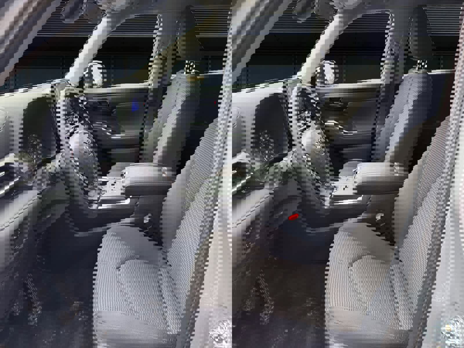 Used 2025 Toyota Highlander LE image 2