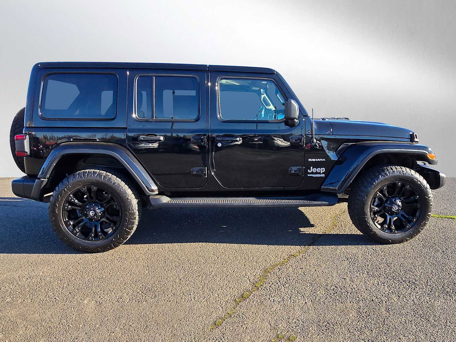 Used 2020 Jeep Wrangler Unlimited Sahara image 3