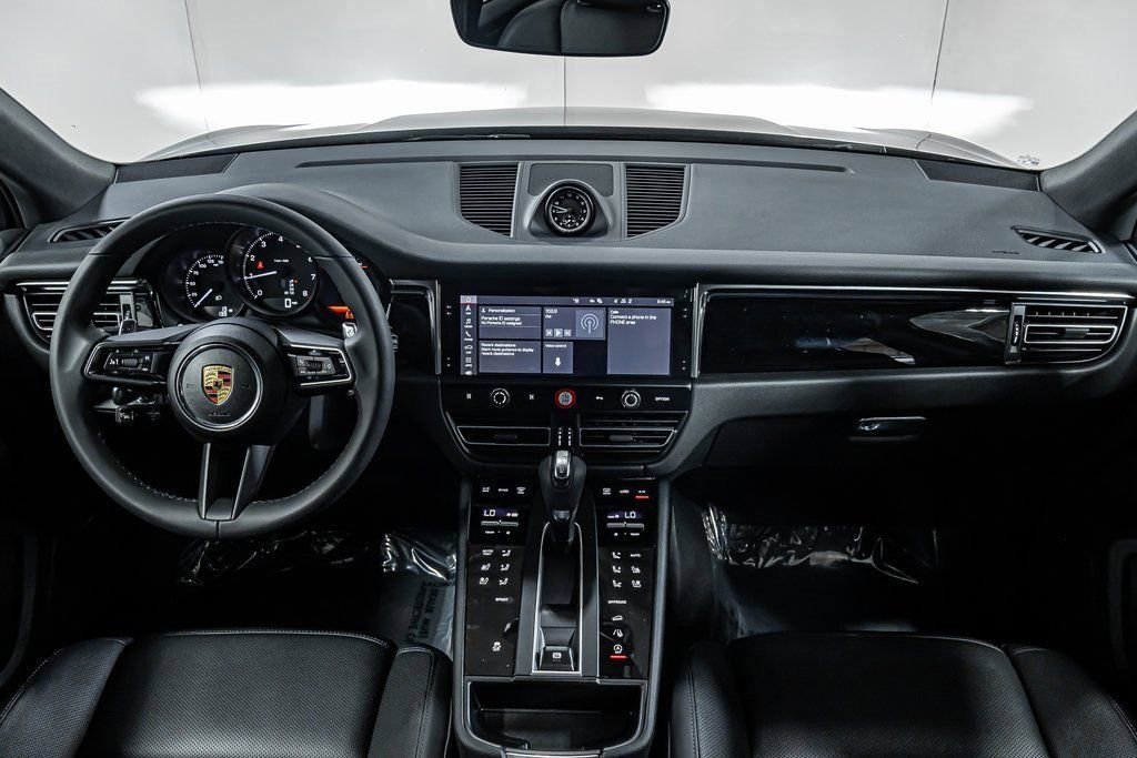 Certified 2025 Porsche Macan image 13