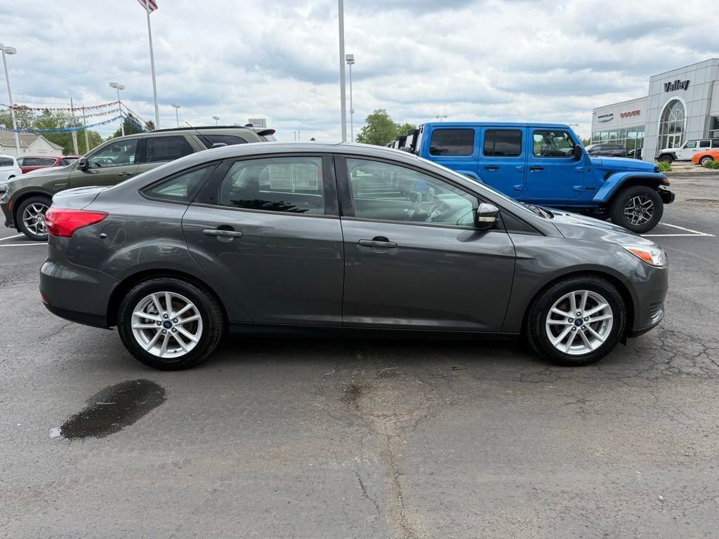 Used 2017 Ford Focus SE FWD image 2