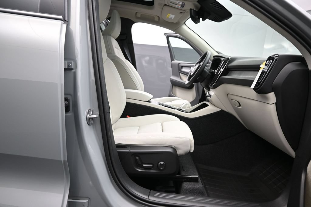 New 2026 Volvo XC40 B5 Plus w/ Protection Package Premier AWD/4WD image 18