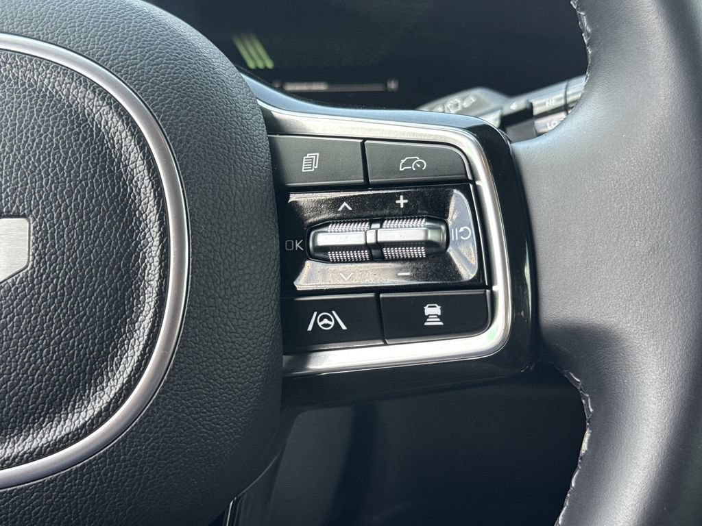 Used 2025 Kia Carnival EX FWD image 30