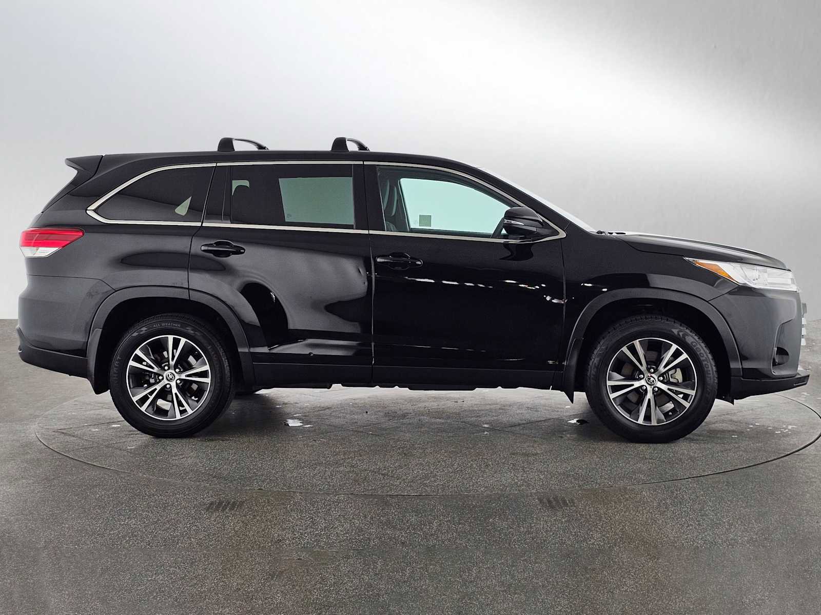 Used 2019 Toyota Highlander LE FWD image 2